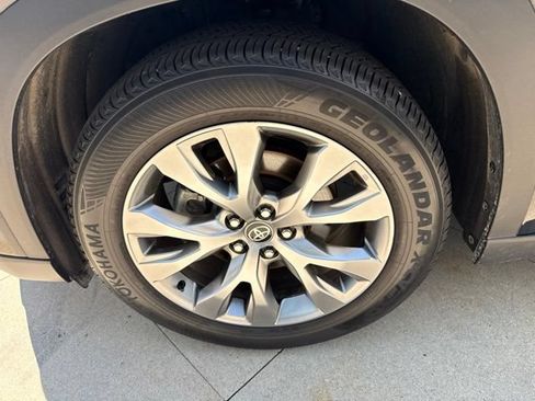 Used 2025 Toyota Grand Highlander AWD Hybrid image 12