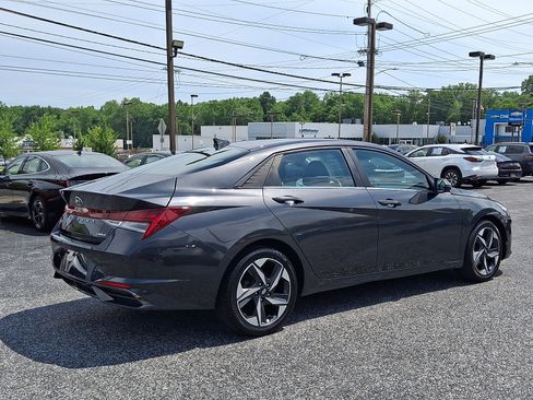 Used 2022 Hyundai Elantra Limited w/ Preferred Accessory Package FWD image 6