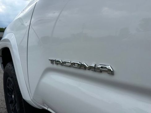 Used 2022 Toyota Tacoma SR5 AWD/4WD image 11