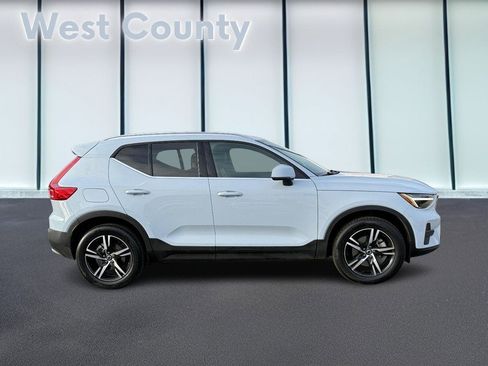 Certified 2025 Volvo XC40 B5 Core image 2