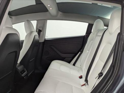 Used 2022 Tesla Model 3 Standard Range image 16