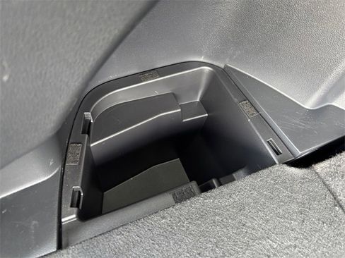 Used 2023 Toyota Highlander LE image 32