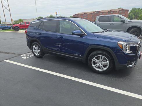 Used 2022 GMC Terrain SLE w/ Driver Convenience Package FWD image 4
