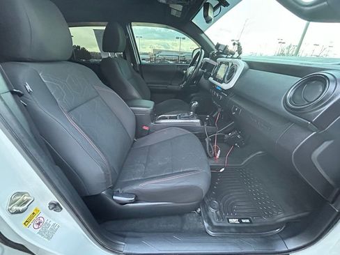 Used 2017 Toyota Tacoma TRD Off-Road image 29