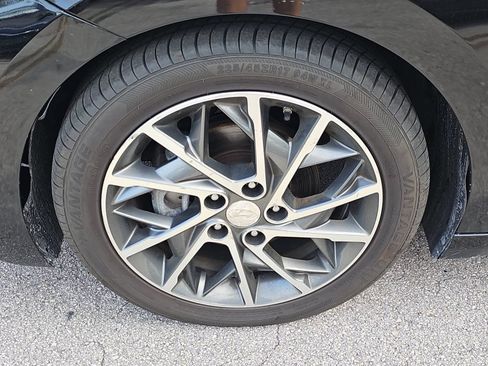 Used 2019 Hyundai Elantra Limited w/ Cargo Package FWD image 10