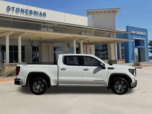 Used 2025 GMC Sierra 1500 SLT image 4
