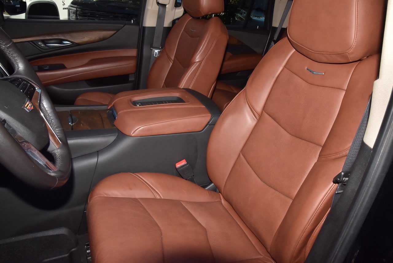 Used 2019 Cadillac Escalade Premium Luxury w/ Escalade Sport Edition AWD/4WD image 35