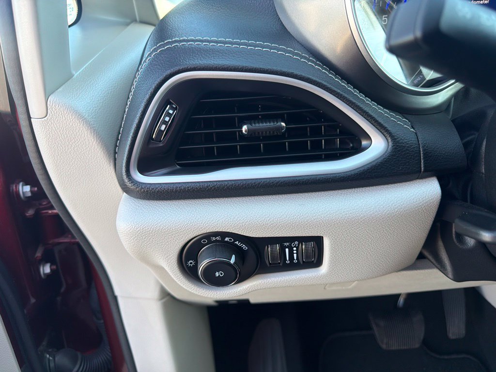 Used 2023 Chrysler Pacifica Touring-L FWD image 23