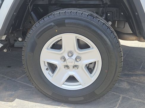 Used 2023 Jeep Gladiator Sport image 5