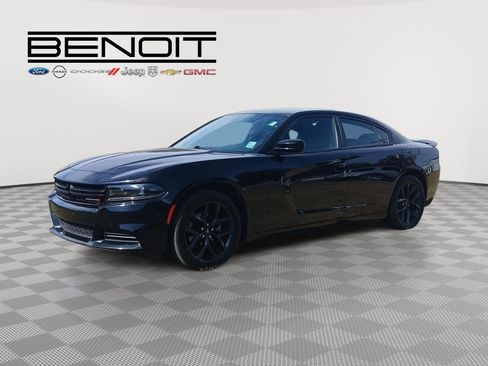 Used 2022 Dodge Charger SXT w/ Blacktop Package image 2