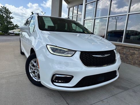 Used 2022 Chrysler Pacifica Touring-L FWD image 1