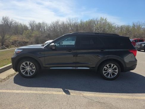 Used 2022 Ford Explorer XLT w/ Equipment Group 202A image 2