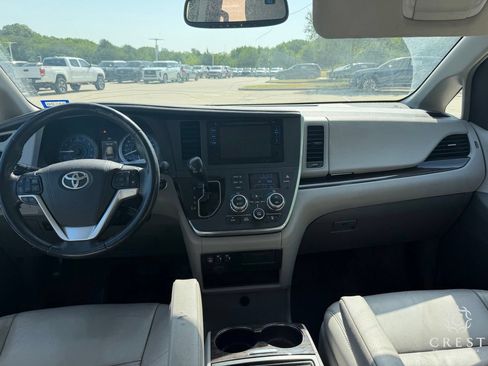 Used 2015 Toyota Sienna XLE w/ XLE Navigation Package FWD image 20