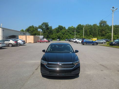 Used 2023 Volkswagen Jetta SE w/ Panoramic Sunroof Package FWD image 2