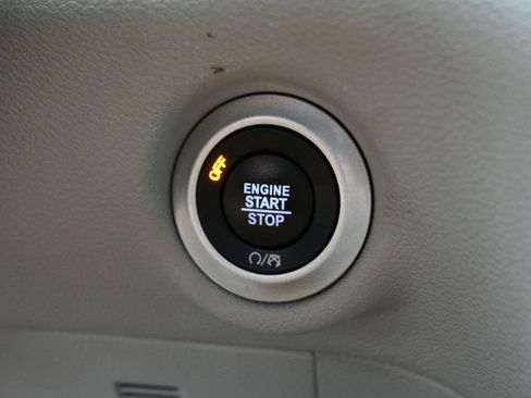 Used 2023 Chrysler Pacifica Touring-L FWD image 16