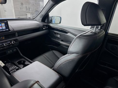 Used 2025 Honda Pilot TrailSport image 21