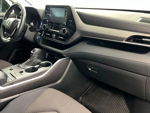 Used 2022 Toyota Highlander LE image 26