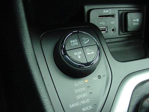 Used 2014 Jeep Cherokee Trailhawk w/ Comfort/Convenience Group image 26