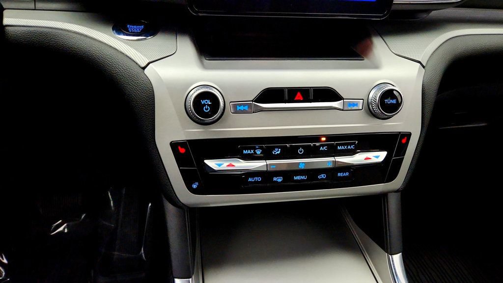 Used 2022 Ford Explorer XLT w/ Equipment Group 202A AWD/4WD image 18