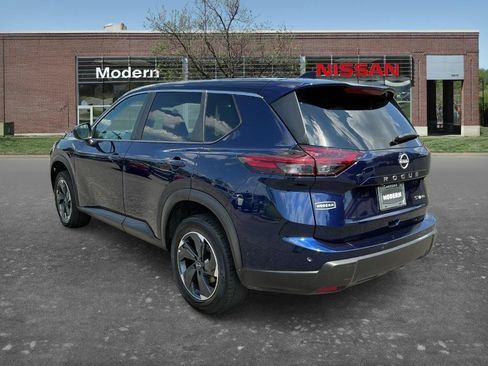 Used 2024 Nissan Rogue SV AWD/4WD image 2