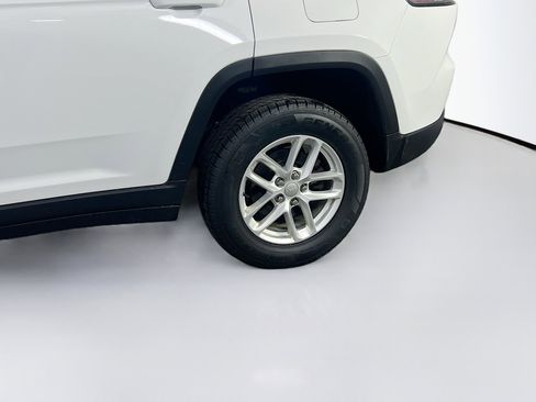 Used 2023 Jeep Grand Cherokee Laredo AWD/4WD image 28
