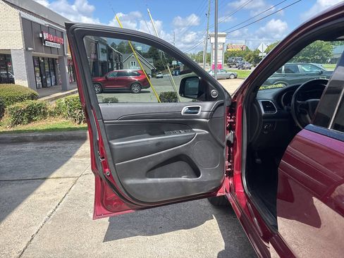 Used 2019 Jeep Grand Cherokee Altitude AWD/4WD image 7
