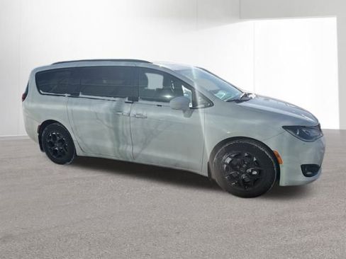 Used 2020 Chrysler Pacifica Touring-L Plus image 18