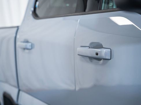 Used 2025 Ford F250 Lariat w/ Black Appearance Package image 15