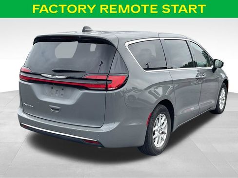 Used 2023 Chrysler Pacifica Touring-L FWD image 9