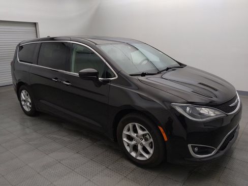 Used 2019 Chrysler Pacifica Touring Plus w/ Tire & Wheel Group FWD image 11