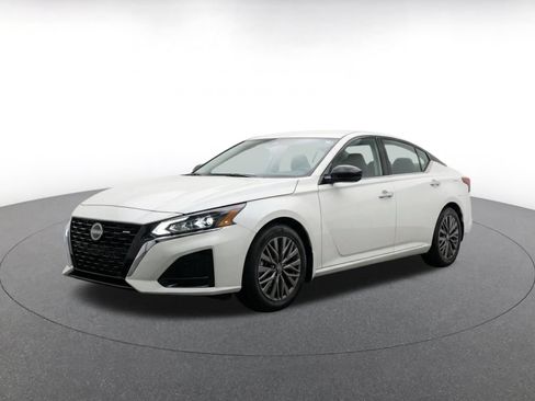 Used 2025 Nissan Altima 2.5 SV FWD image 3