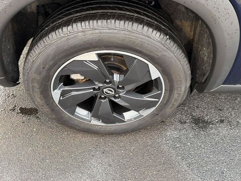 Used 2024 Nissan Rogue SV FWD image 38