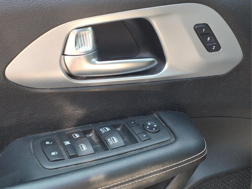 Used 2022 Chrysler Pacifica Touring-L w/ S Appearance Package FWD image 16
