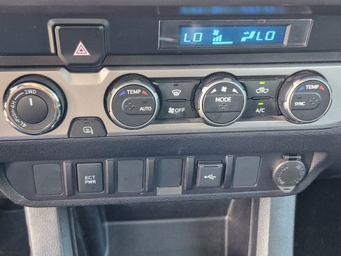 Used 2021 Toyota Tacoma SR5 AWD/4WD image 30