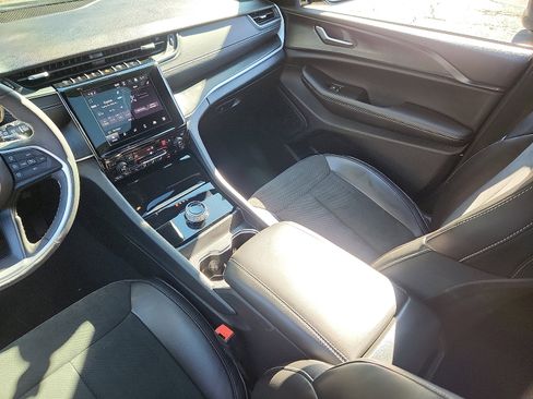 Certified 2025 Jeep Grand Cherokee Altitude image 14