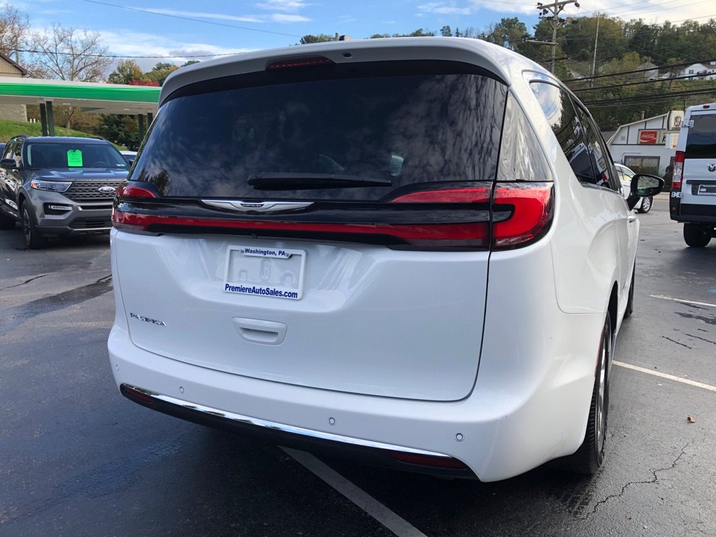 Used 2024 Chrysler Pacifica Touring-L FWD image 5