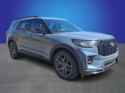 Used 2025 Ford Explorer ST AWD/4WD image 3