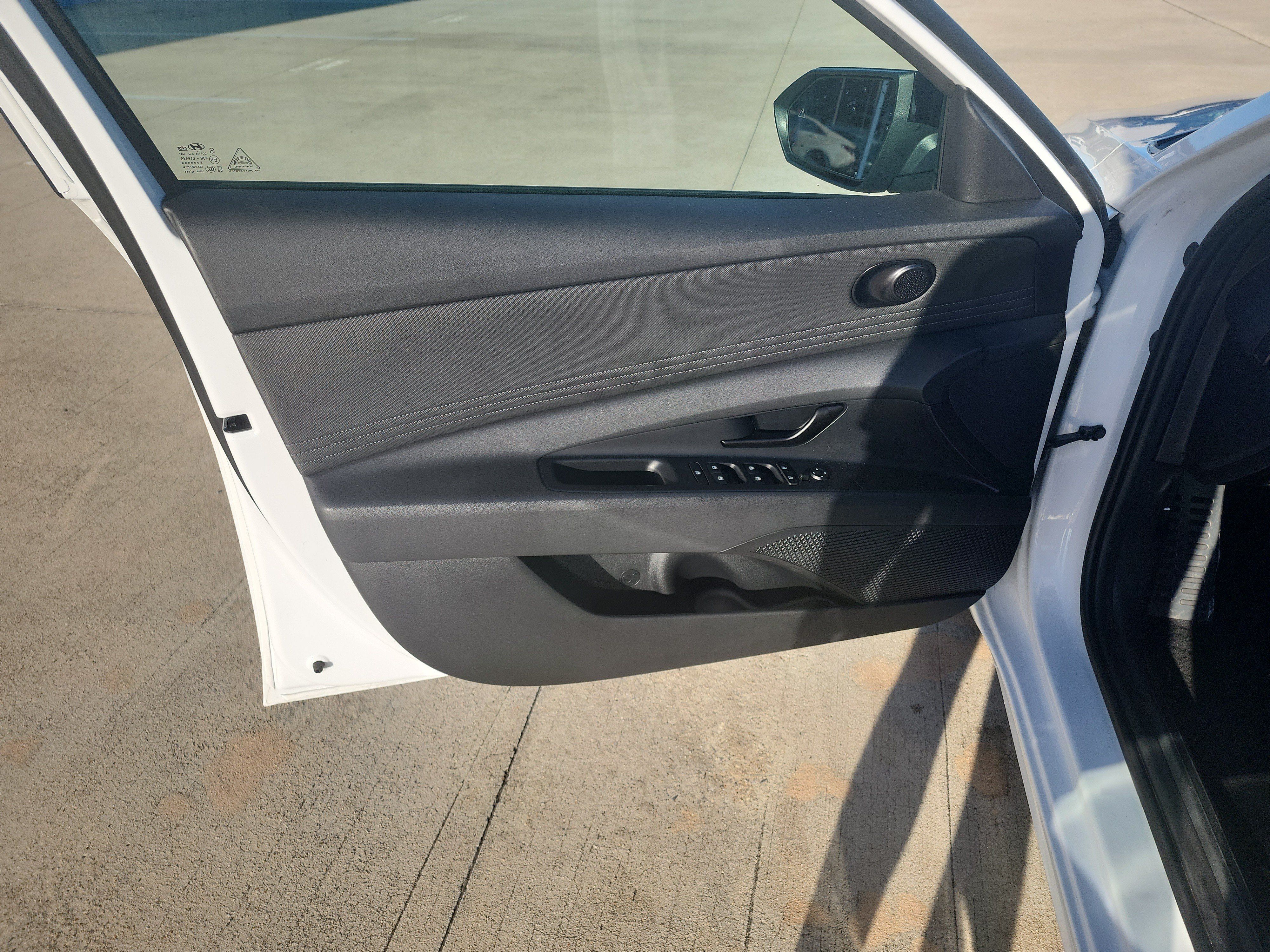 Used 2025 Hyundai Elantra SEL FWD image 17