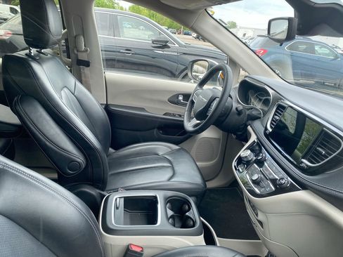 Used 2023 Chrysler Pacifica Touring-L FWD image 4