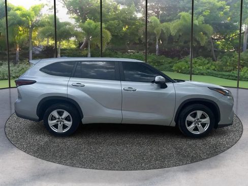 Used 2024 Toyota Highlander LE FWD image 4