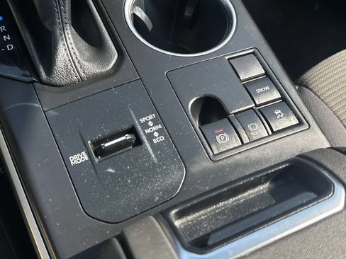 Used 2023 Toyota Highlander LE FWD image 28