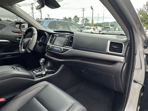 Used 2019 Toyota Highlander XLE AWD/4WD image 18