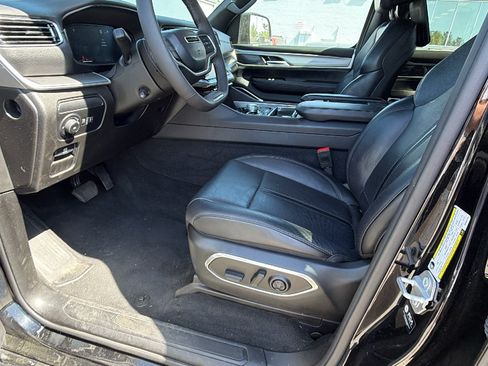 Certified 2025 Jeep Wagoneer Series II w/ Premium Group I AWD/4WD image 16