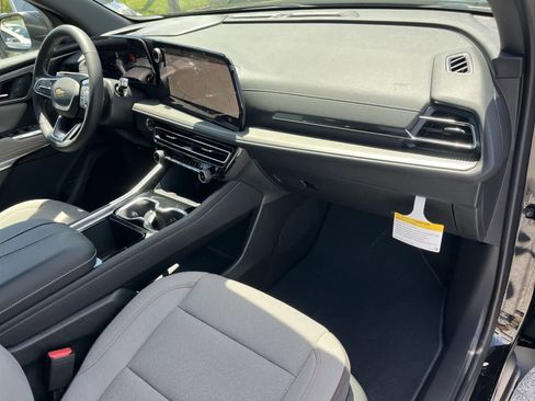 New 2025 Chevrolet Traverse LT w/ Driver Confidence Package FWD image 28