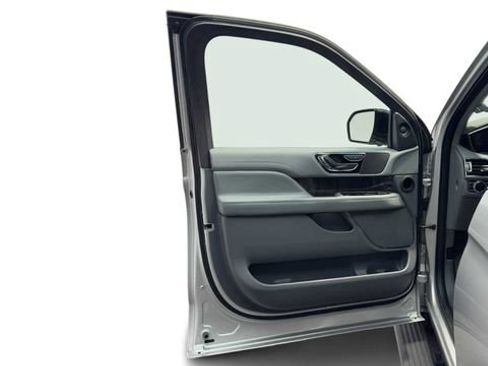 Used 2019 Lincoln Navigator L Select RWD image 10
