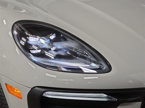Certified 2025 Porsche Macan image 12