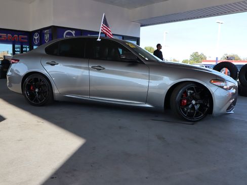 Used 2020 Alfa Romeo Giulia w/ Nero Edizione image 6