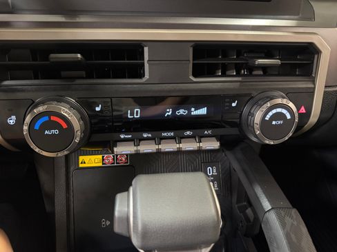 Certified 2025 Toyota Tacoma SR5 AWD/4WD image 12