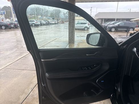 Used 2022 Jeep Grand Cherokee Overland w/ Luxury Tech Group IV image 18