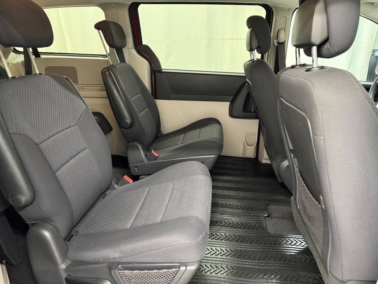 Used 2010 Dodge Grand Caravan SE FWD image 12